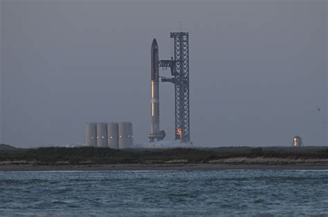 SpaceX takes second shot at launching biggest rocket
